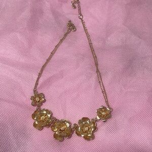 Gold flower pearl necklace